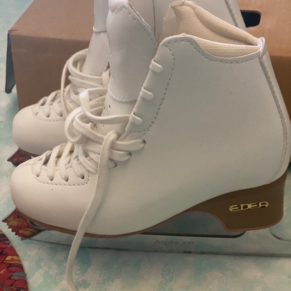 EDEA MOTIVO Size 235